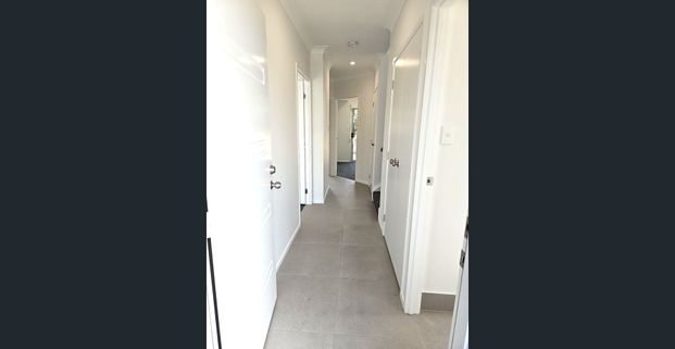 AVAIL 15/12/2025 - 3 BED 2BATH TOWNHOUSE - FULLY DUCTED AIR & A LAWNED BACKYARD OVERLOOKING PARK - Photo 1