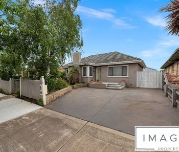 Stylish 3-Bedroom Home with Double Garage – Walk to Werribee CBD - Photo 5