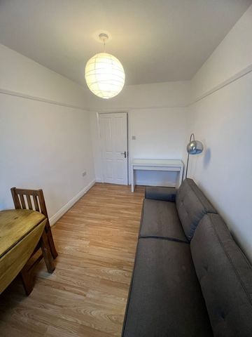 Room in a Shared Flat, Parchmore Way, CR7 - Photo 4