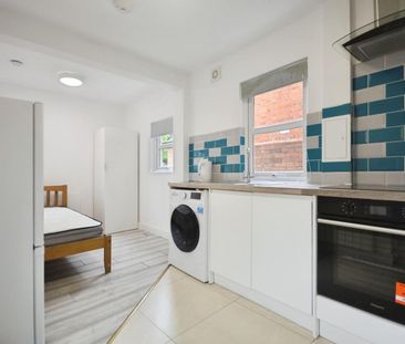1 bedroom Flat To Let - Photo 2