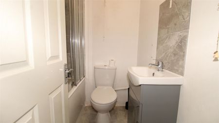 1 Bedroom Maisonette - Garden To Let - Photo 2