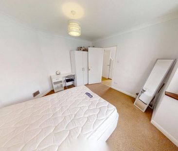 4 bedroom semi-detached house to rent - Photo 2