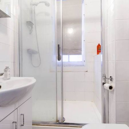 Modern Apartment - Photo 4