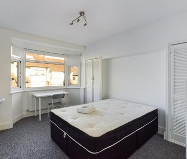 6 bedroom terraced house to rent - Photo 4