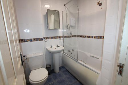 3 bedroom flat to rent - Photo 5