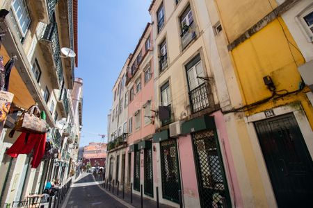 **Fantástico T1 no coração de Alfama com vista Rio para arrendamento** - Photo 4