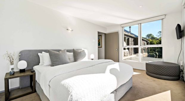 Sun Drenched Parnell House overlooking the Domain - Photo 1