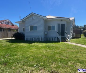 Lovely 3 Bedroom 2 Bathroom Furnished Home - Photo 2