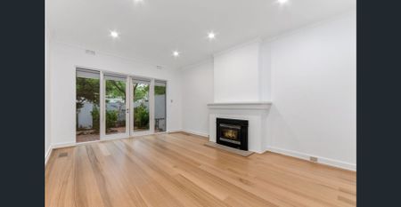 Fabulous double storey home located in prestige Cul de Sac in Toorak - Photo 3