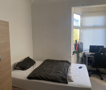 1 bedroom in a house share to rent - Photo 2