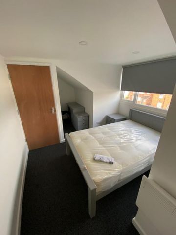 4 bedroom flat to rent - Photo 3