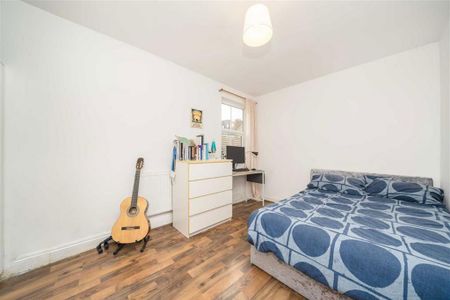 3 bedroom flat to rent - Photo 3