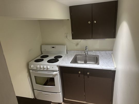 For Lease - 44 HILLSIDE Avenue Unit# Basement, Toronto, Ontario - Photo 1