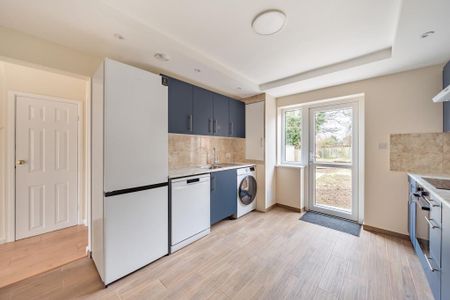 3 bedroom semi-detached house to rent - Photo 5