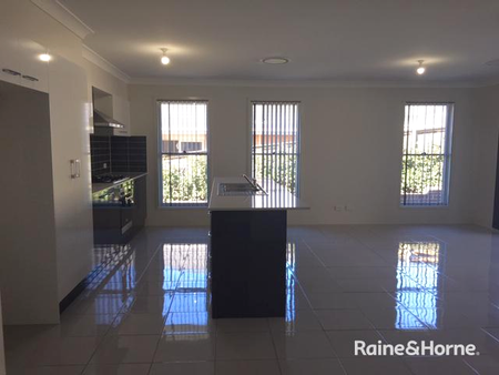 Executive Family Home In Renwick Estate - Photo 5
