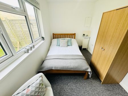 A Comforting 6 Double Bedrooms for Rent in Brighton - Photo 2