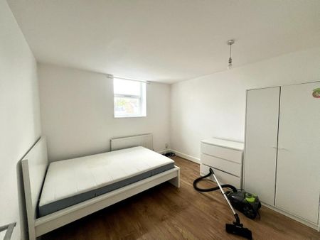 3 bedroom flat to rent - Photo 2