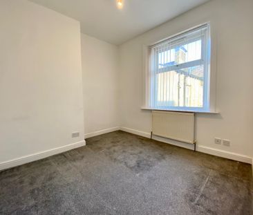 East View, Huddersfield, Marsh - Photo 2