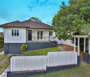 “Beautifully Renovated 4 Bedroom Home | Everton Park” - Photo 4