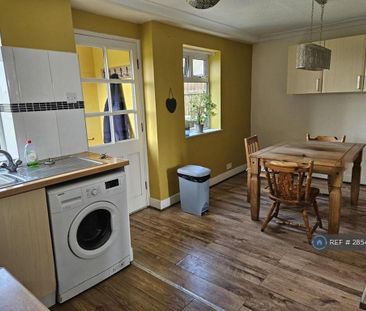 3 bedroom semi-detached house to rent - Photo 3