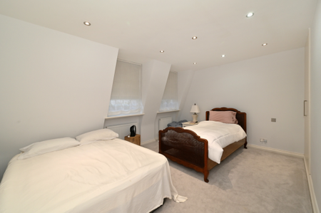 3 bedroom mews to rent - Photo 5