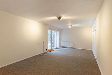 Lightly refurbished two bedroom ground floor flat in Central Oxford with enclosed low maintenance garden. - Photo 2