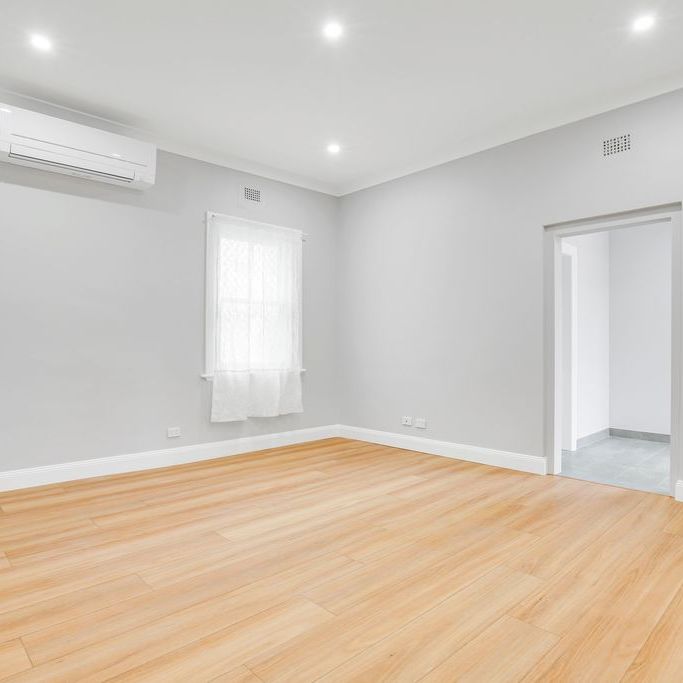 Tastefully Renovated, Character Filled, Centrally Located, Sun-Kissed And Spacious Three Bedroom Family Home, Only Moments To Cafes And Transport - Photo 1