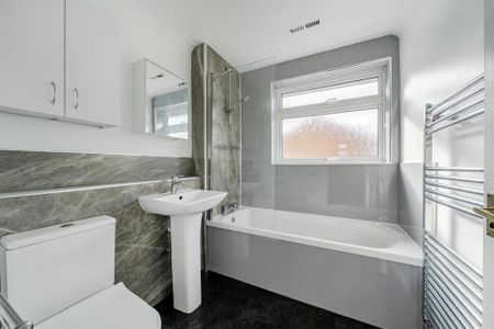 3 bedroom end of terrace house to rent - Photo 3