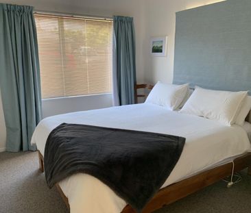 Spacious cottage in handy yet quiet spot close to town - Photo 3