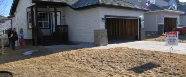 Executive Rental- PETS ALLOWED- BUNGALOW- AVAILABLE IMMEDIATELY — 3 Bedrooms Duplex - Photo 1
