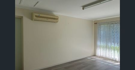 LARGE 5 BEDROOM FAMILY HOME WITH MULTIPLE LIVING AREAS - Photo 4