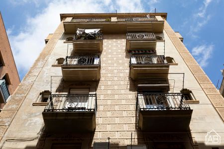 Newly renovated One-Bedroom Barceloneta Apartment with Balcony - Photo 2