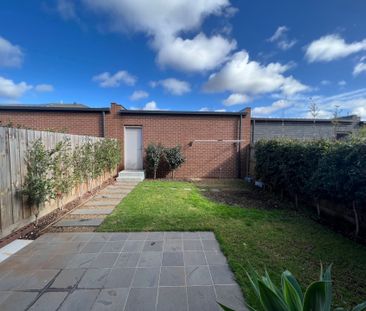 THREE BEDROOM TOWNHOUSE - Photo 4