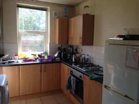 1 bedroom in a house share to rent - Photo 4
