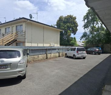 Very tidy two bedroom upstairs flat in quiet street. - Photo 4