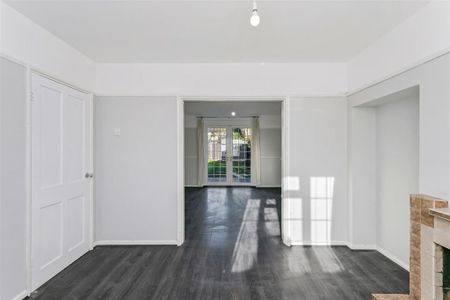 3 bedroom semi-detached house to rent - Photo 2