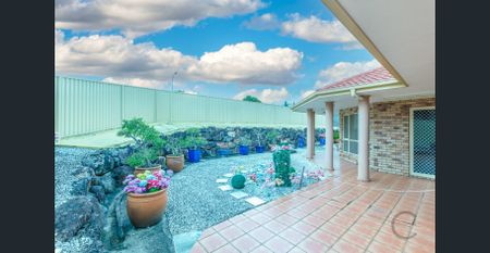 Large Low Set 4 Bedroom Home - Fantastic Location - Partly Furnished - Photo 2