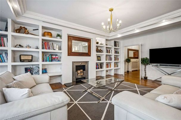 A spacious and modern three bedroom lateral apartment with a roof terrace and off street parking moments from Queensway and Hyde Park - Photo 1