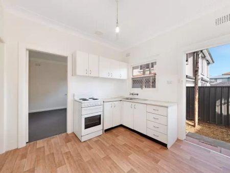 House with 4 bedrooms, 1 bathroom & parking for 2 cars - Photo 3