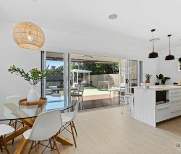 Beautifully Renovated Coastal Beach House � Fully Furnished Short-T... - Photo 4