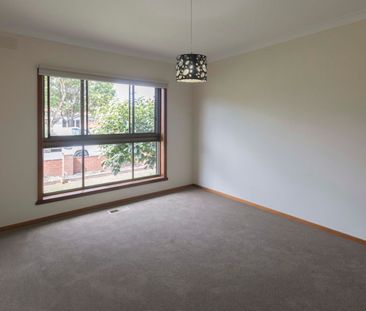 Spacious & Beautifully Refurbished Four-Bedroom Family Home - Photo 4