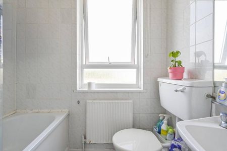 4 bedroom flat to rent - Photo 4