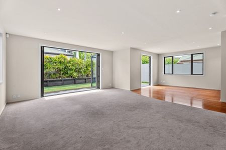 Large and Light Filled - Easy 10 minute walk to the Beach! - Photo 4