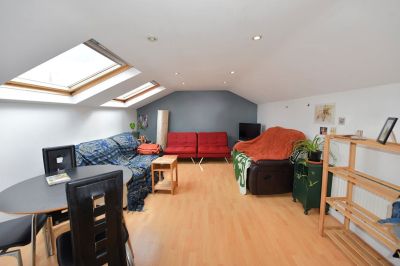 3 bedroom Flat in Flat C, Leeds - Photo 1