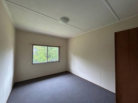 Solid little home - Photo 2