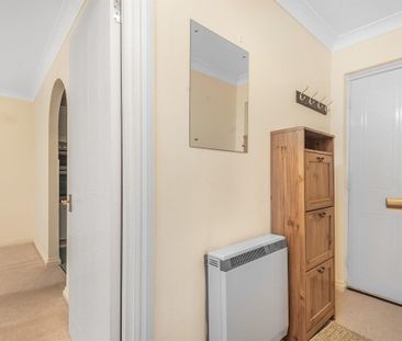 Shoppenhangers Road, MAIDENHEAD - Photo 2