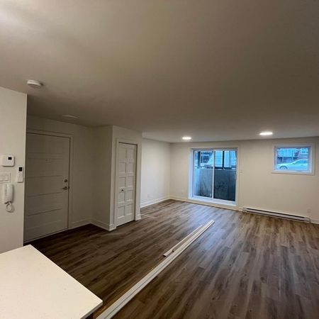 Très spacieux, moderne, nouveau 6 à louer - Photo 4