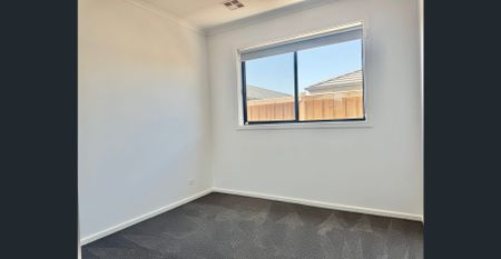 Spacious Family home with Reverse Cycle Cooling! - Photo 3