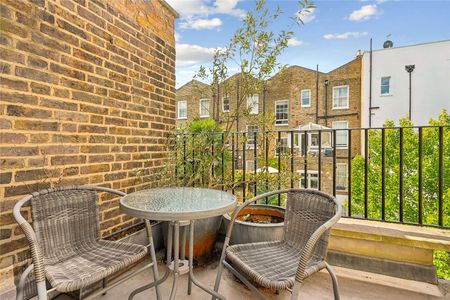 An immaculately presented, three double bedroom, three bathroom terraced house, spanning over 2,100 sqft and boasting a terrace, patio garden and balcony in the heart of Chelsea - Photo 2