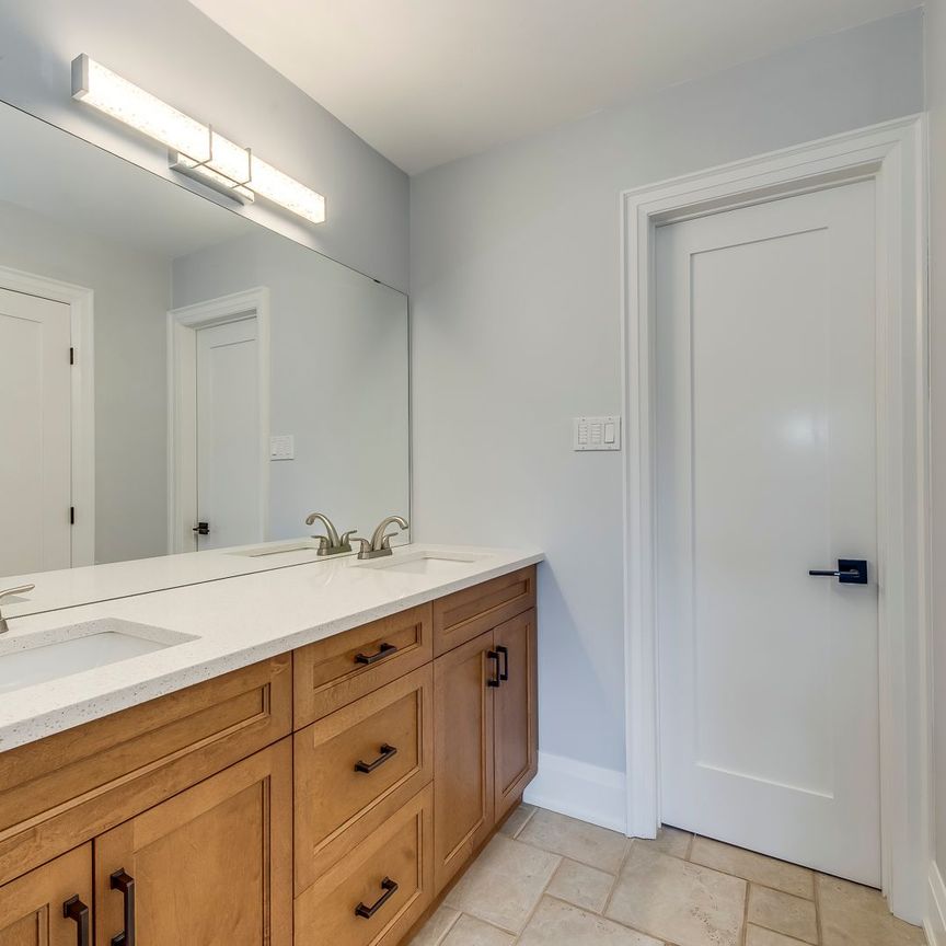 For Lease - 1097 Grandeur Crescent, Oakville, Ontario - Photo 1